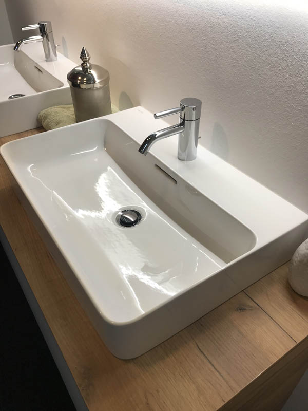 Aufsatzwaschbecken in weiß Armaturen in Chrom