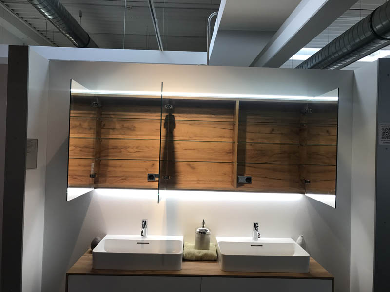 Detail Spiegelschrank mit Beleuchtung Korpus in Holzoptik geöffnete Türen Inneneinteilung