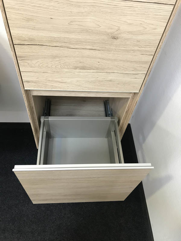 Badmöbel Hochschrank in Holzoptik Auszug geöffne