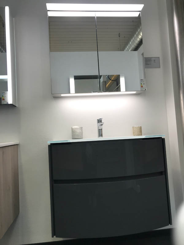 Badmöbel Waschtischanlage Waschbecken in weiß Armatur in Chrom Unterschrank in anthrazit Spiegelschrank mit Beleuchtung Ansicht von vorn