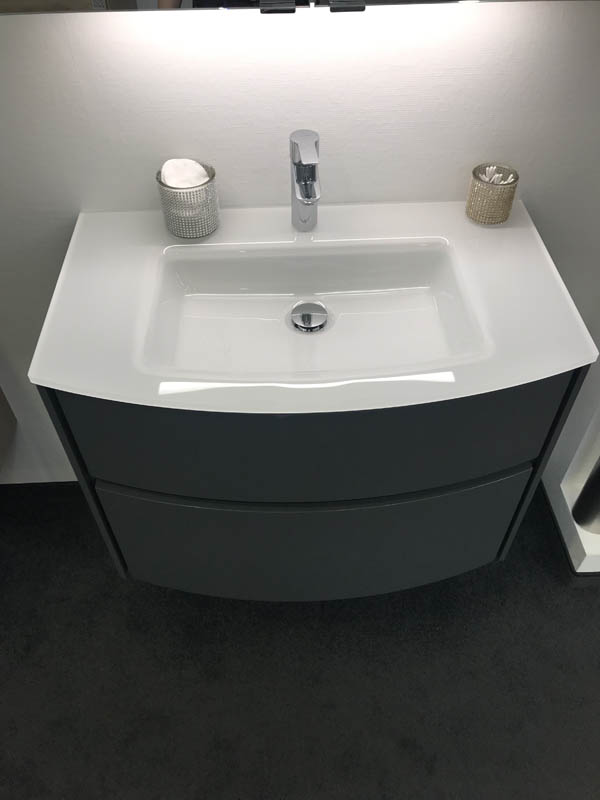 Waschbecken in weiß Armatur in Chrom Unterschrank in anthrazit Ansicht von oben