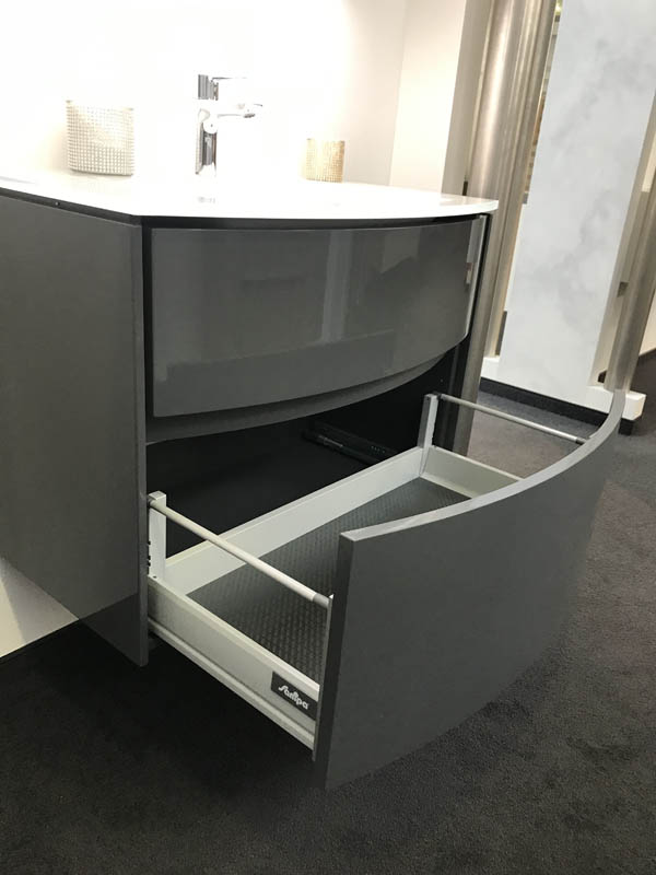 Waschbecken in weiß Armatur in Chrom Unterschrank in anthrazit geöffneter Auszug Seitenansicht