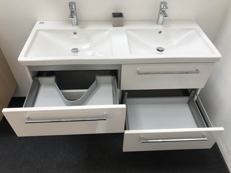 Doppel-Waschbecken in weiß Armaturen in Chrom Unterschrank in weiß geöffnete Schublade und Auszug