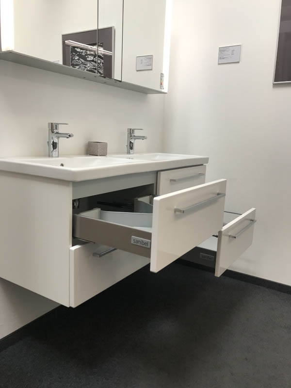 Doppel-Waschbecken in weiß Armaturen in Chrom Unterschrank in weiß geöffnete Schublade und Auszug Seitenansicht