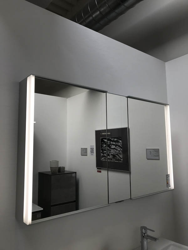 Detail Spiegelschrank mit Beleuchtung