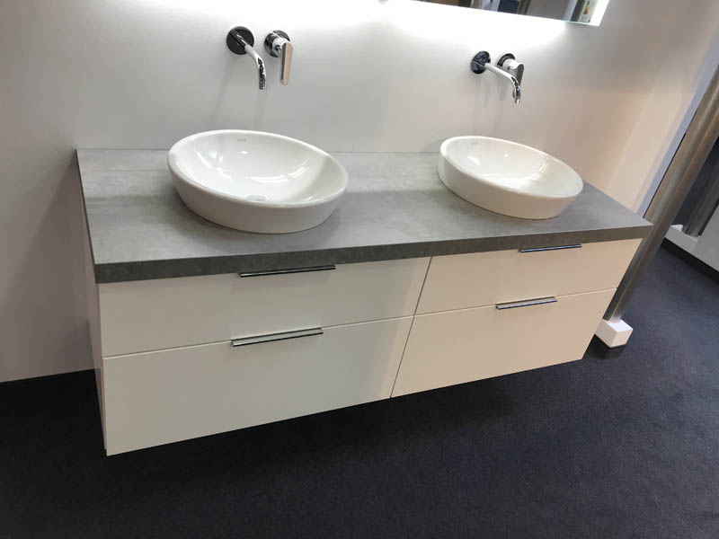 Doppel-Aufsatzwaschbecken in weiß Wand-Armaturen in Chrom Abdeckplatte in grau Unterschränke in weiß