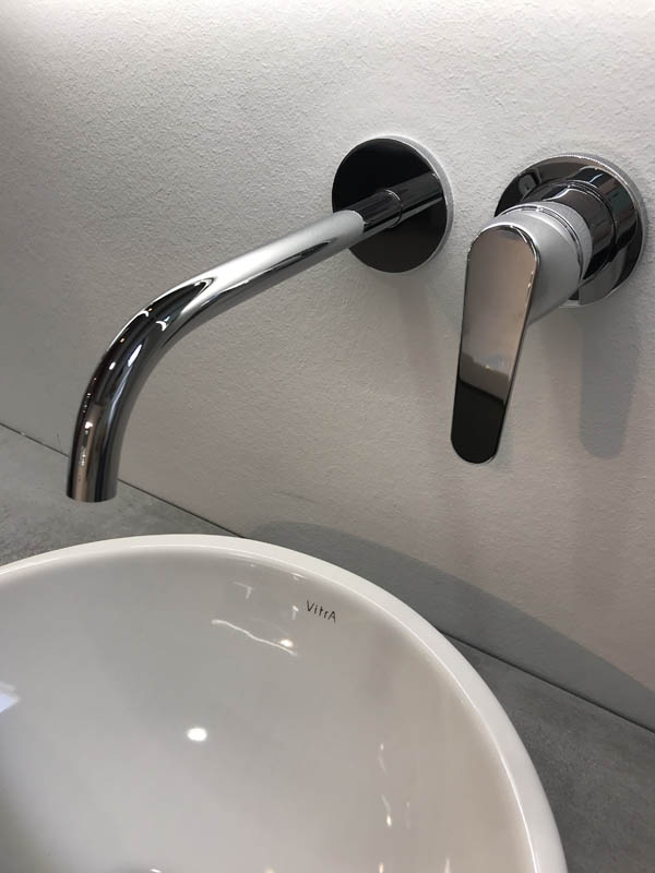 Detail Wand-Armatur in Chrom Ansicht von vorn