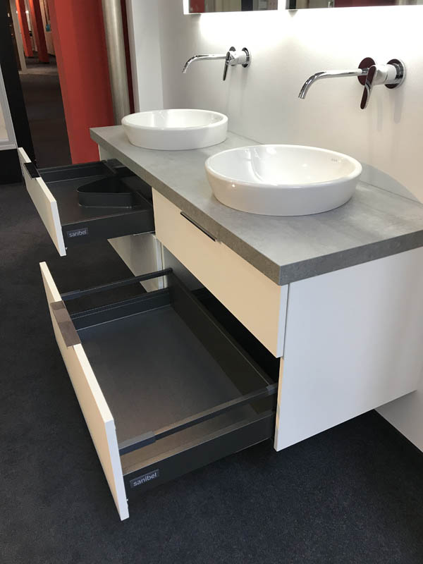 Detail Unterschrank in weiß Schublade oben Auszug unten geöffnet