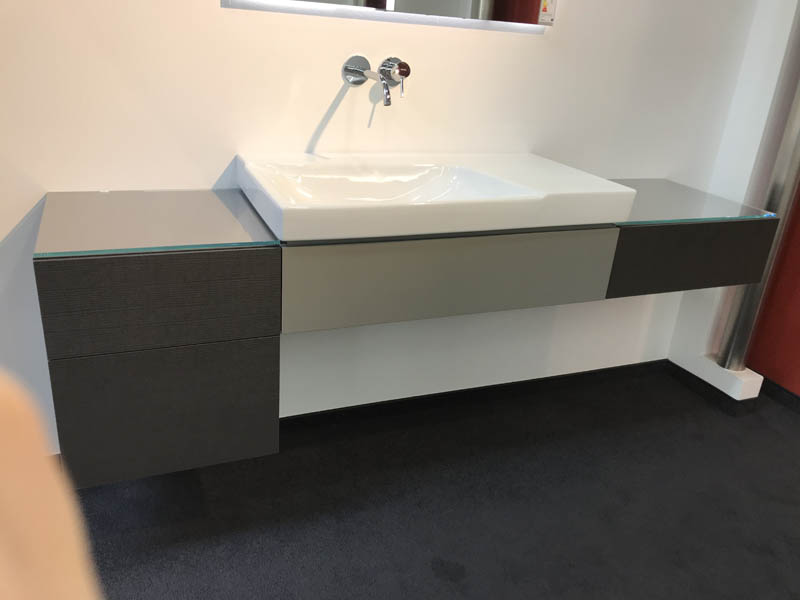 Badmöbel Waschtischanlage Aufsatzwaschbecken in weiß Wand-Armatur in Chrom Konsole in anthrazit-grau mit Glasplatte Unterschrank in anthrazit Ansicht von vorn