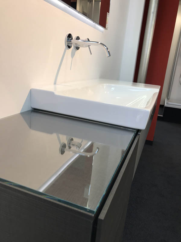 Seitenansicht Aufsatzwaschbecken in weiß Wand-Armatur in Chrom Konsole in anthrazit-grau mit Glasplatte