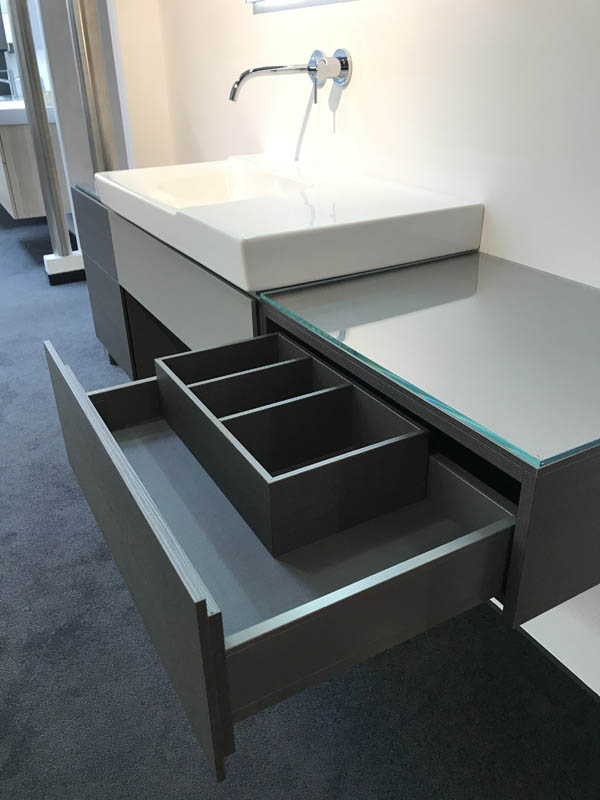Unterschrank in anthrazit Schublade geöffnet Seitenansicht