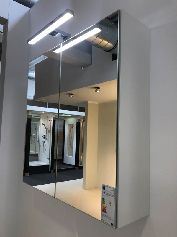 Spiegelschrank mit Beleuchtung