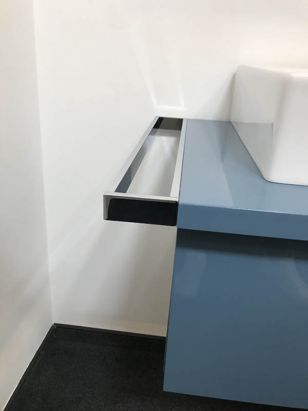 Handtuchhalter Aufsatzwaschbecken in weiß Konsolen-Unterschrank in blau Handtuchhalter Aufsatzwaschbecken in weiß Konsolen-Unterschrank in blau