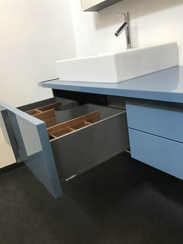 Konsolen-Unterschrank in blau geöffnete Schublade mit Inneneinteilung Seitenansicht Konsolen-Unterschrank in blau geöffnete Schublade mit Inneneinteilung Seitenansicht