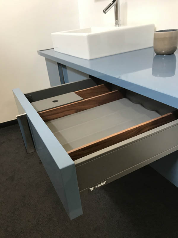 Konsolen-Unterschrank in blau geöffnete Schublade mit Inneneinteilung Seitenansicht Konsolen-Unterschrank in blau geöffnete Schublade mit Inneneinteilung Seitenansicht