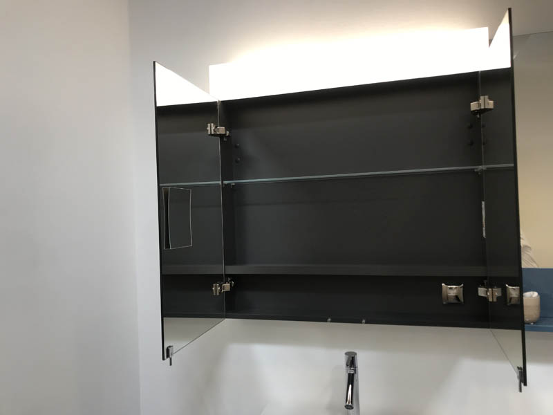 Spiegelschrank mit Beleuchtung geöffnete Türen Inneneinteilung Spiegelschrank mit Beleuchtung geöffnete Türen Inneneinteilung