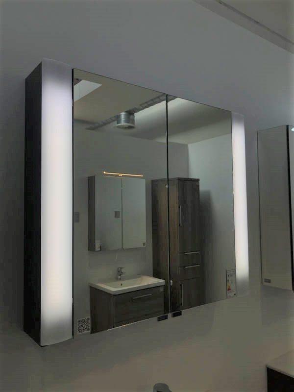 Spiegelschrank mit Beleuchtung