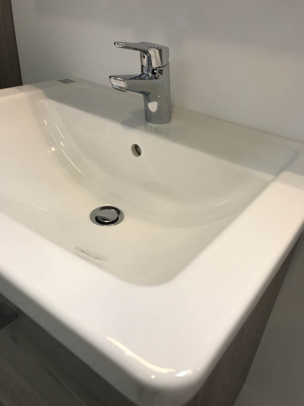 Badmöbel Waschbecken in weiß Armatur in Chrom