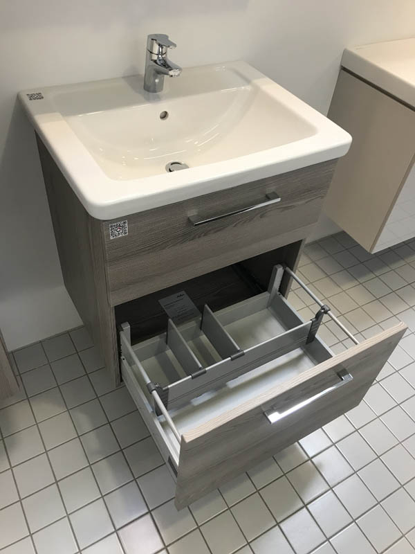 Badmöbel Waschtischanlage Waschbecken in weiß Armatur in Chrom Unterschrank in Holzoptik dunkel geöffneter Auszug