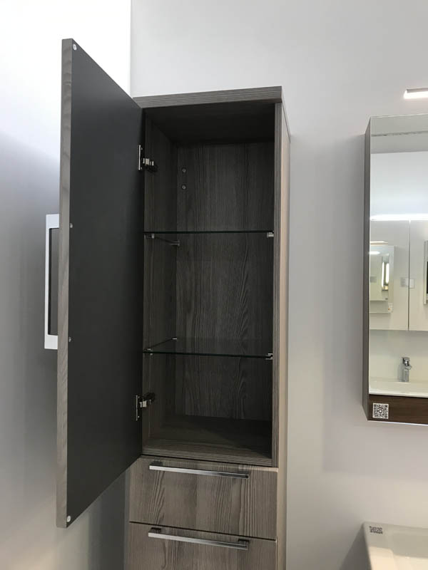 Badmöbel Hochschrank in Holzoptik geöffnete Tür Inneneinteilung