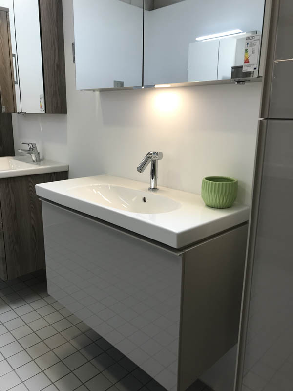 Badmöbel Waschtischanlage Waschbecken in weiß Armatur in Chrom Unterschrank in beige Hochglanz