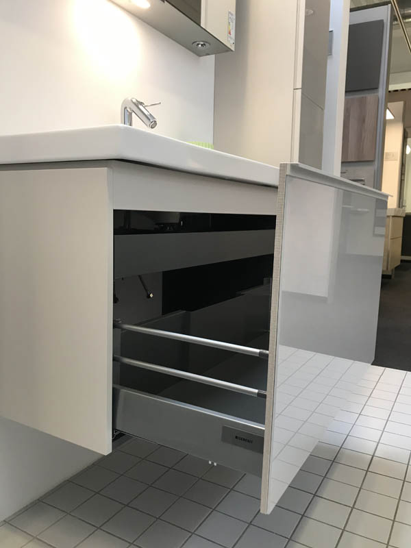 Badmöbel Waschtischanlage Waschbecken in weiß Armatur in Chrom Unterschrank in beige Hochglanz geöffneter Auszug