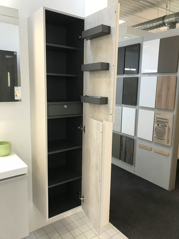 Badmöbel Hochschrank in beige Hochglanz geöffnete Türen Inneneinteilung