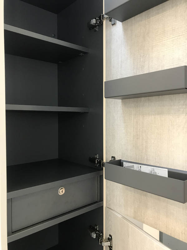 Badmöbel Hochschrank in beige Hochglanz geöffnete Türen Inneneinteilung separate Fächer an der Türinnenwand