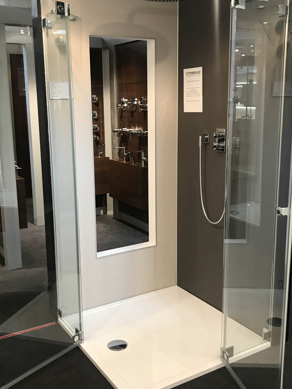 Bäderausstellung Ottenbruch Duschkabine Glasdusche Eckeinstieg geöffnete Tür
