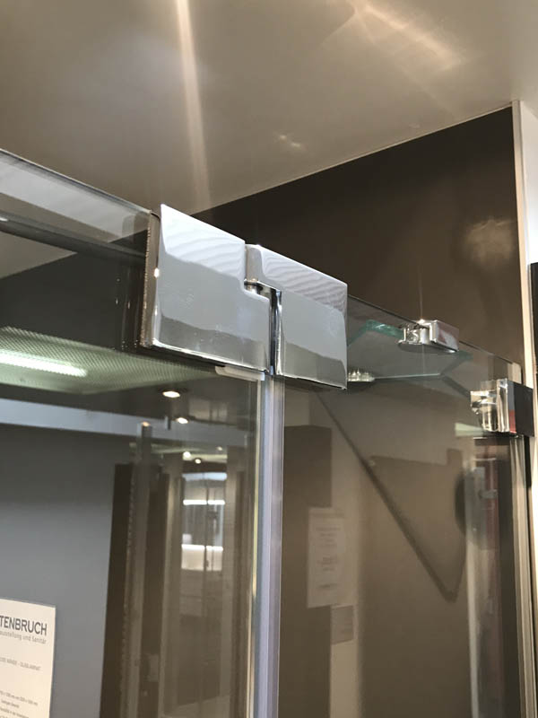 Bäderausstellung Ottenbruch Duschkabine Türscharnier
