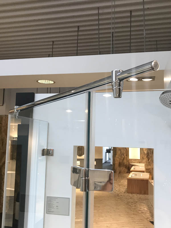 Bäderausstellung Ottenbruch Duschabtrennung Duschkabine Fünfeck Eckeinstieg Wandhalter