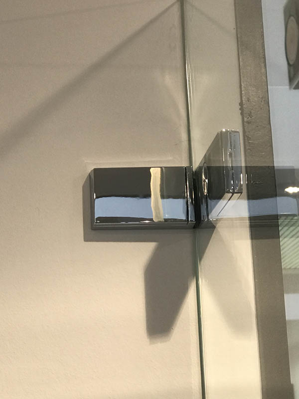 Bäderausstellung Ottenbruch Duschabtrennung Duschkabine Viertelkreis rund Eckeinstieg Wandhalter
