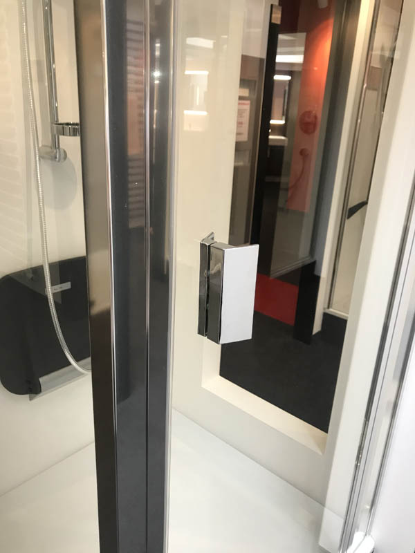 Bäderausstellung Ottenbruch Duschabtrennung Duschkabine Rahmen Chrom Türgriff