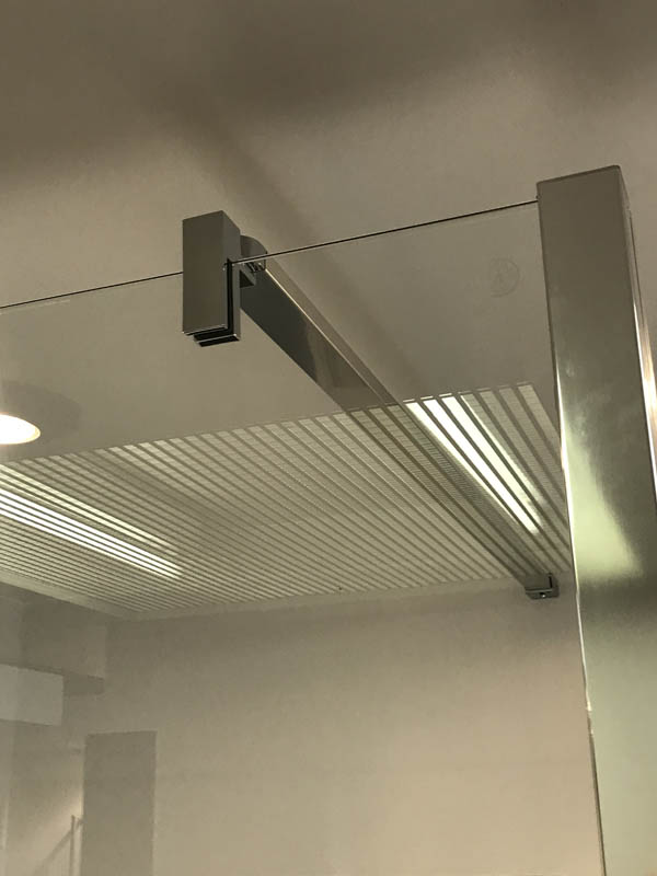 Bäderausstellung Ottenbruch Duschabtrennung Duschkabine Rahmen Chrom Wandhalterung