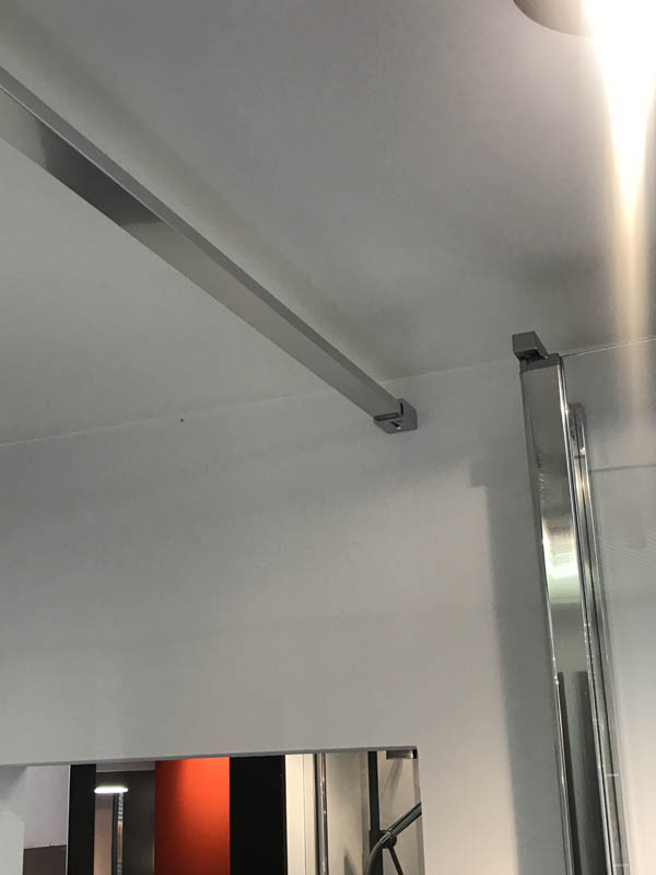 Bäderausstellung Ottenbruch Duschabtrennung Duschkabine Rahmen Chrom Wandhalterung