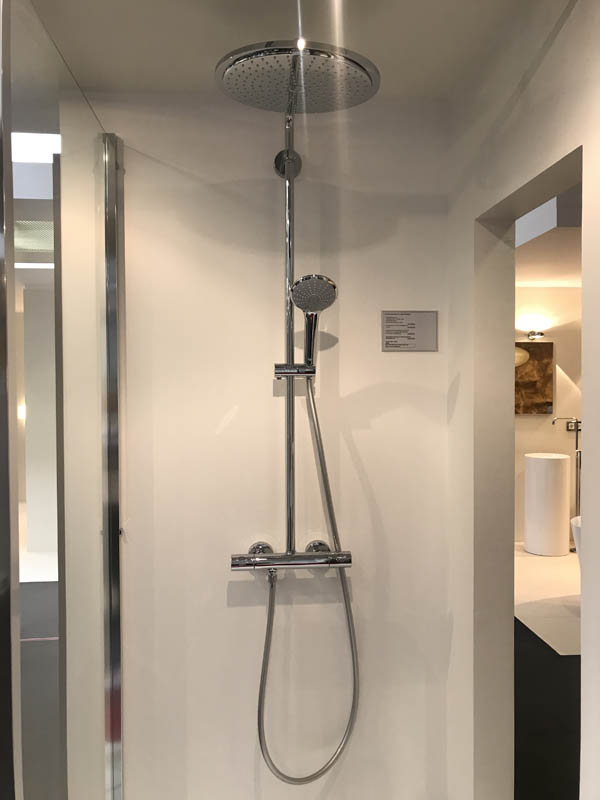 Bäderausstellung Ottenbruch Duschabtrennung Duschkabine Armatur in Chrom Regenwalddusche
