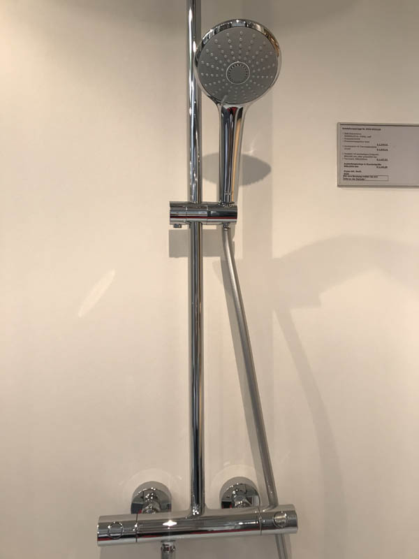 Bäderausstellung Ottenbruch Duschabtrennung Duschkabine Armatur in Chrom Handbrause
