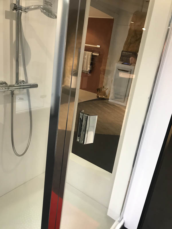 Bäderausstellung Ottenbruch Duschabtrennung Duschkabine Rahmen in Chrom Türgriff