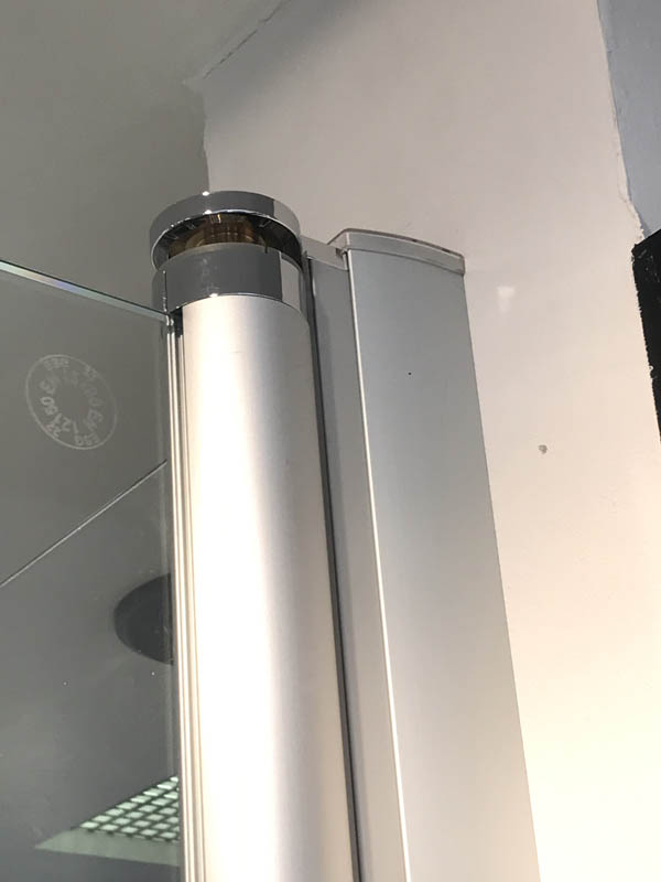 Bäderausstellung Ottenbruch Duschabtrennung Duschkabine geteilte Tür Wandhalter