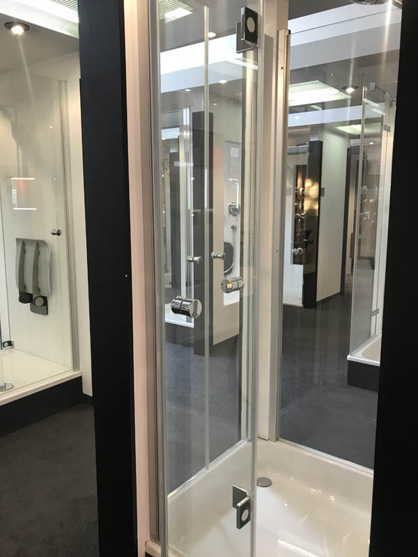 Bäderausstellung Ottenbruch Duschabtrennung Duschkabine Falttür geöffnete Tür