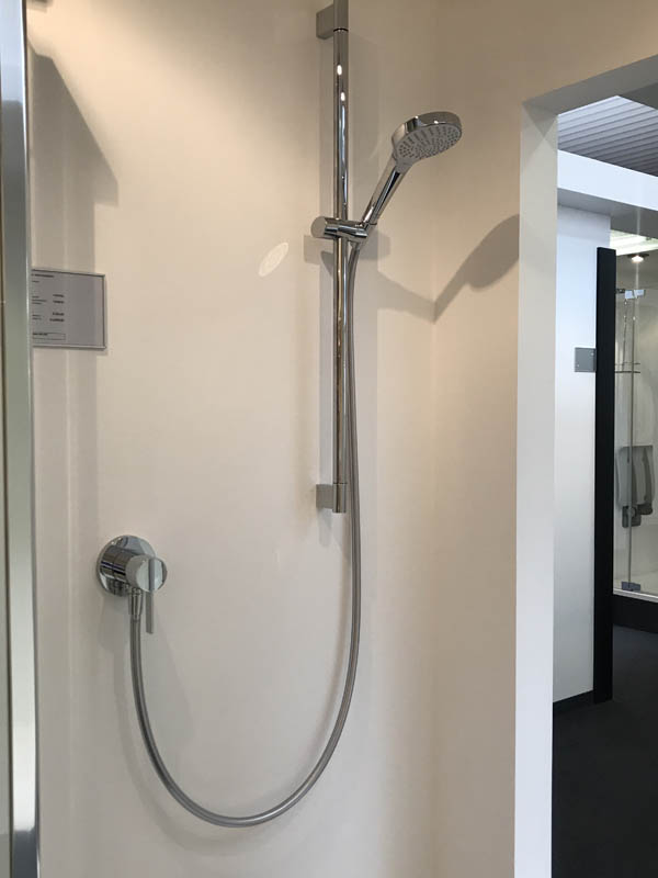 Bäderausstellung Ottenbruch Duschabtrennung Duschkabine Armatur in Chrom