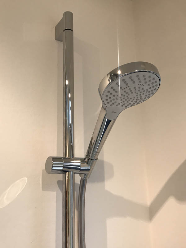 Bäderausstellung Ottenbruch Duschabtrennung Duschkabine Armatur in Chrom Handbrause