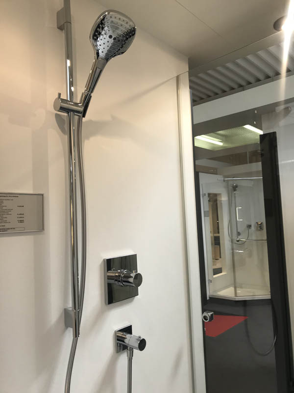 Bäderausstellung Ottenbruch Duschabtrennung Duschkabine Armatur in Chrom Handbrause