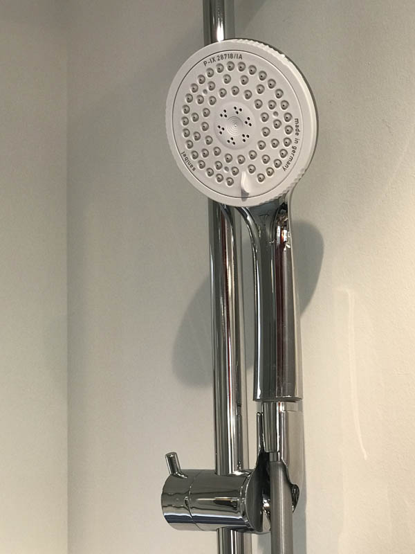 Bäderausstellung Ottenbruch Duschabtrennung Duschkabine Armatur in Chrom Handbrause