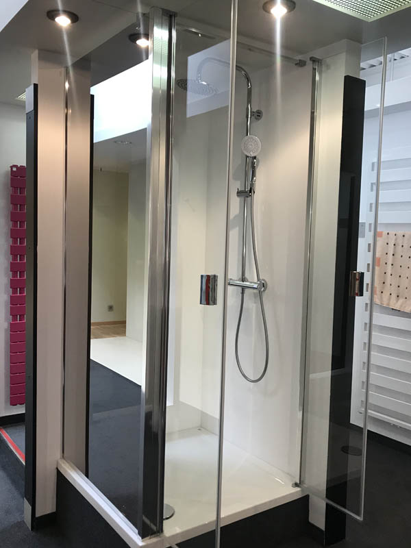Bäderausstellung Ottenbruch Duschabtrennung Duschkabine Rahmen in Chrom geteilte Tür geöffnet