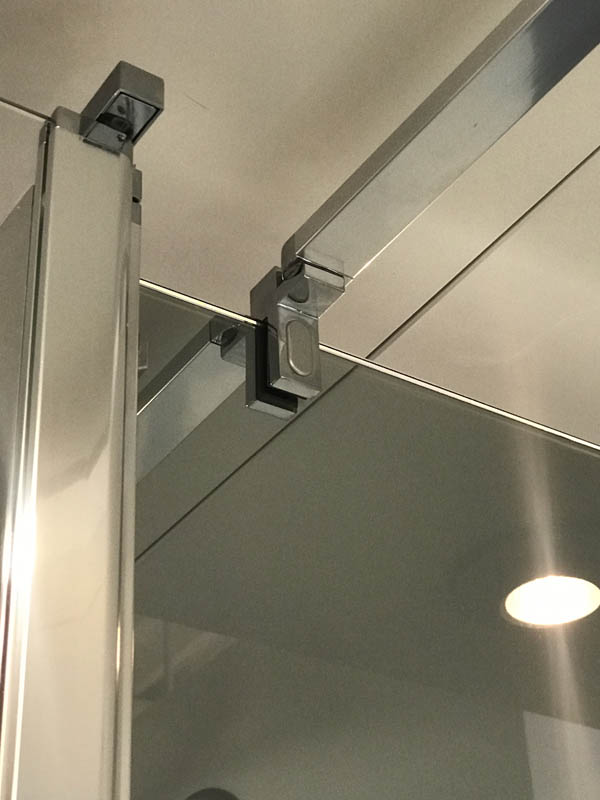 Bäderausstellung Ottenbruch Duschabtrennung Duschkabine Rahmen in Chrom Wandhalterung