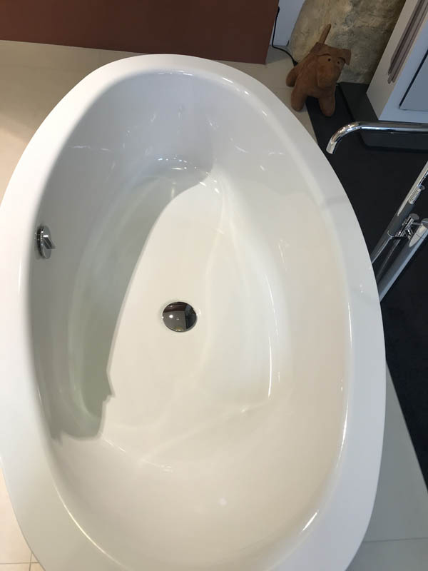 Bad freistehende Badewanne in weiß mit breitem Rand Stand-Armatur in Chrom