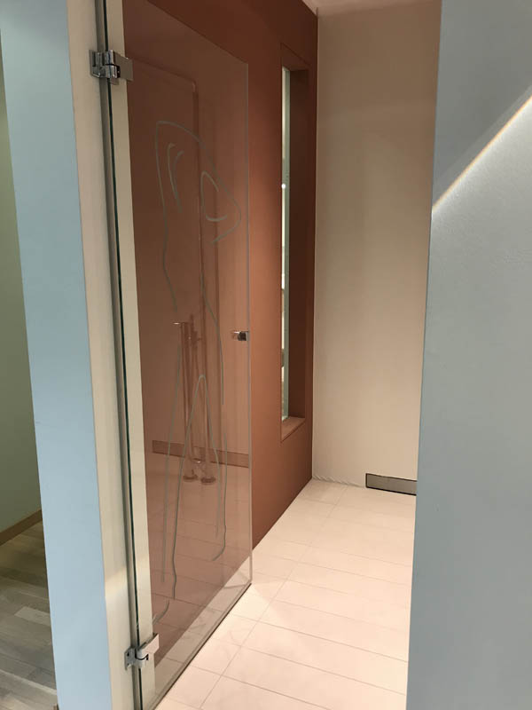 Bad Luxus bodengleiche Duschfläche Duschwand aus Glas mit Bild auf Glas