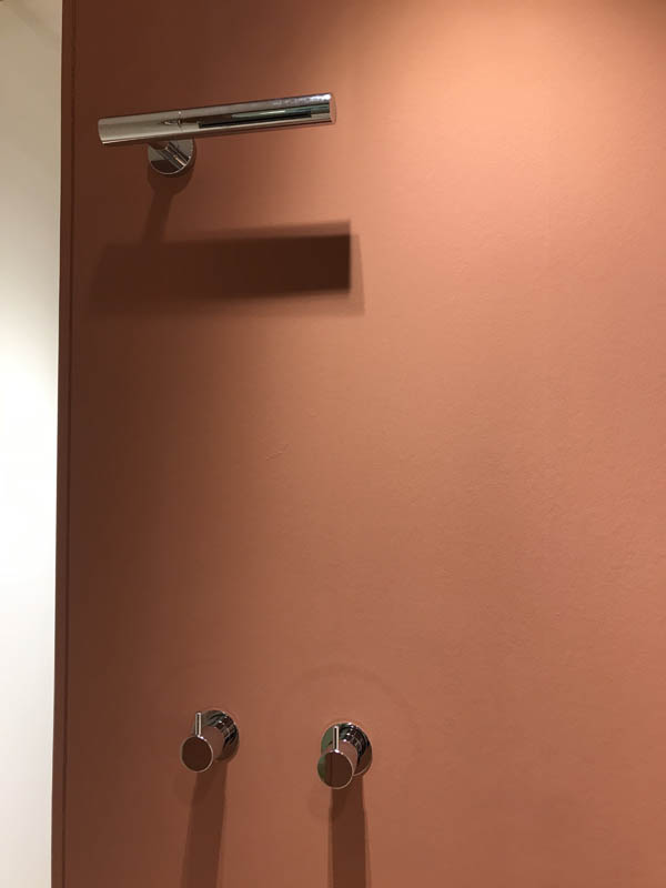 Bad hochwertig modern Duscharmatur in Chrom Brausenkopf in der Wand