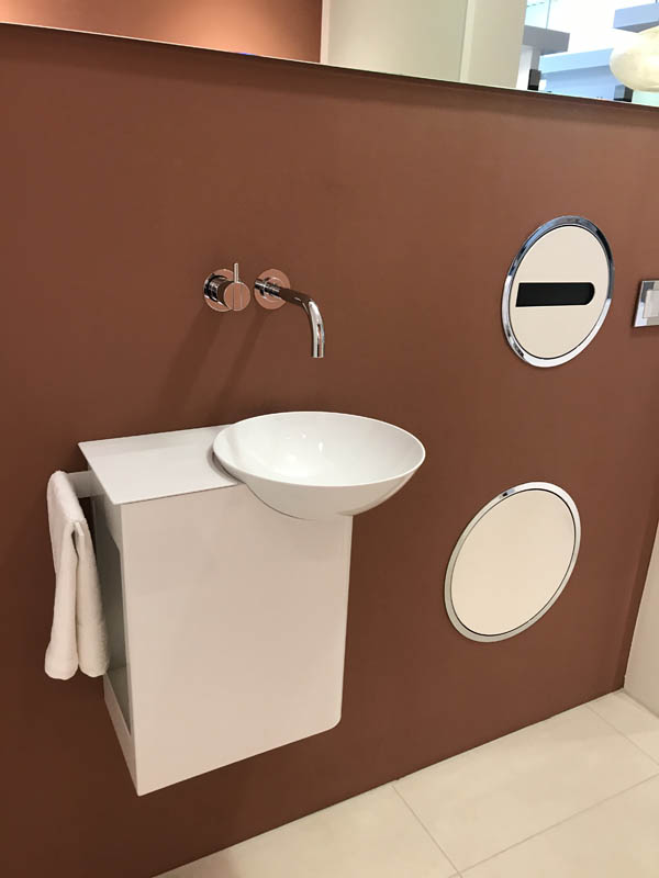 Bad hochwertig modern kleines Handwaschbecken für Toilette in weiß Wandarmatur in Chrom